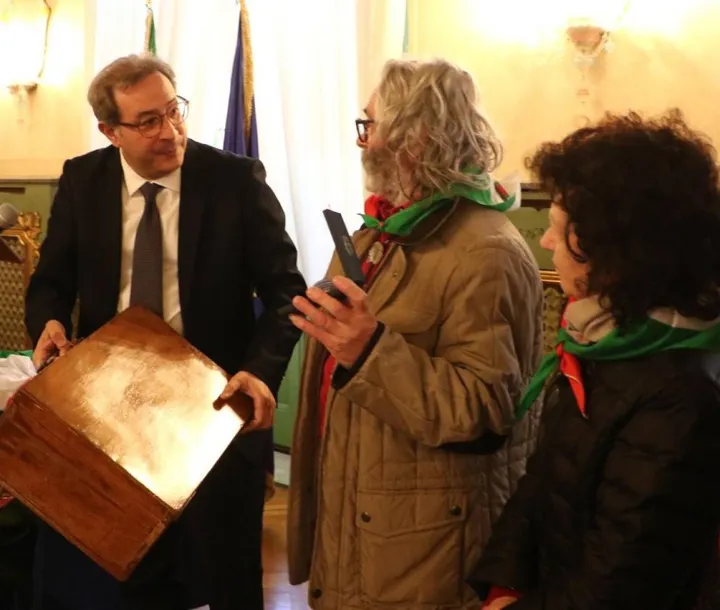 Gli eredi di Lino Fazzi con il Prefetto Guido Aprea a palazzo Ducale (Foto Paola Nizza)