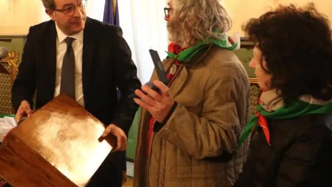 Gli eredi di Lino Fazzi con il Prefetto Guido Aprea a palazzo Ducale (Foto Paola Nizza)