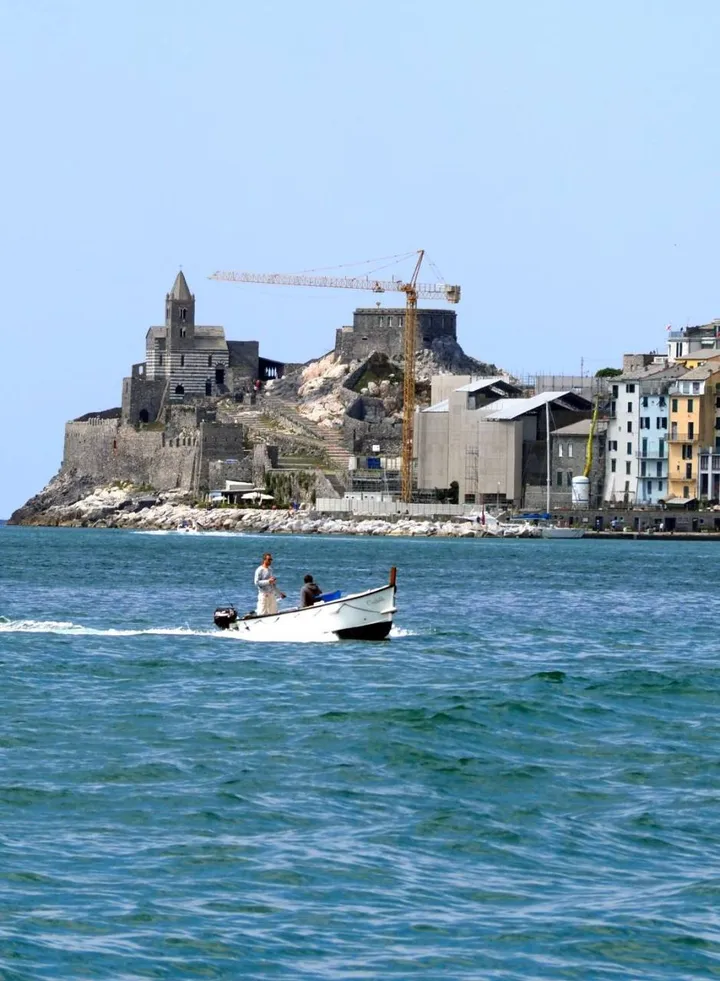 La magia di Porto Venere ripresa dal mare (foto di archivio)