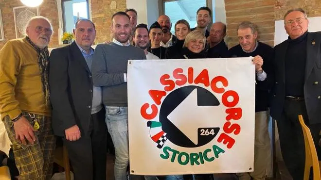 Il nuovo consiglio direttivo della Cassiacorse con l’ex presidente Luigi Berra: il club ha organizzato negli anni tante attività