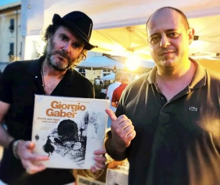 Fabrizio Bartelloni e Marco Masoni con in mano il disco di Gaber