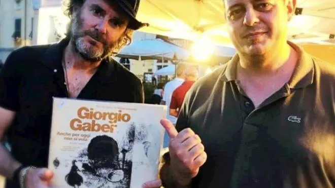 Fabrizio Bartelloni e Marco Masoni con in mano il disco di Gaber