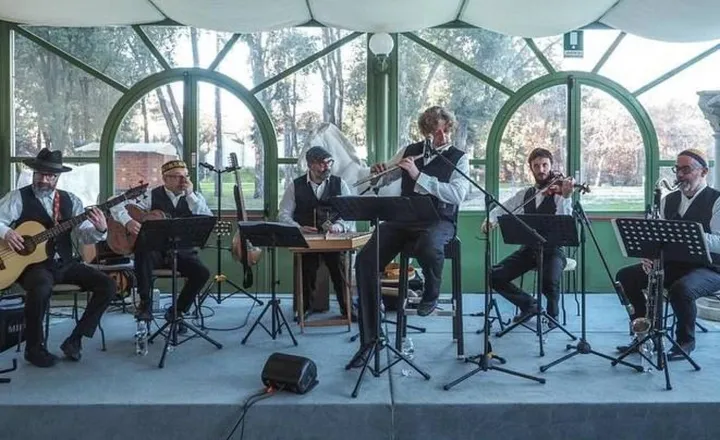 Il concerto di Enrico Fink e l’Orchestra Multietnica di Arezzo nel Giorno della Memoria