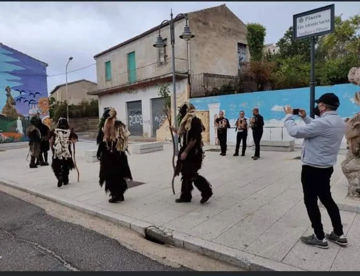 Il gruppo ’Sos Colongianos’ di Austis (in Sardegna) parteciperà al Carnevale dei Belli e Brutti di Suvero. (foto da Facebook)