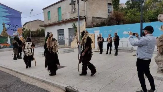 Il gruppo ’Sos Colongianos’ di Austis (in Sardegna) parteciperà al Carnevale dei Belli e Brutti di Suvero. (foto da Facebook)