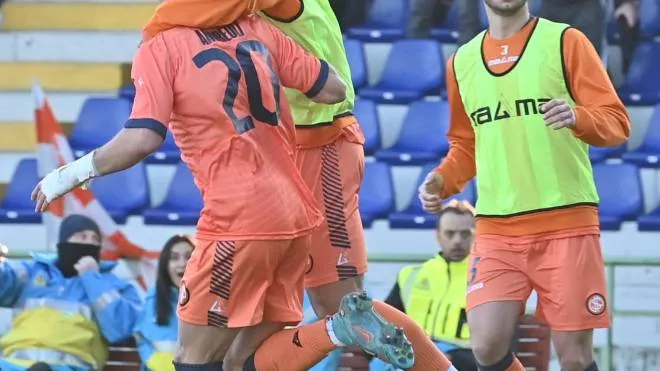 L’esultanza dei calciatori arancioni dopo il. pareggio segnato da Andreoli: purtroppo poi è mancato il gol-vittoria (Acerboni/fotoCastellani)