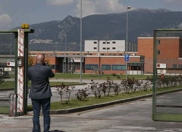 Il carcere di vocabolo Sabbione a Terni. A destra. l’avvocato Giuseppe Caforio, Garante per i detenuti in Umbria