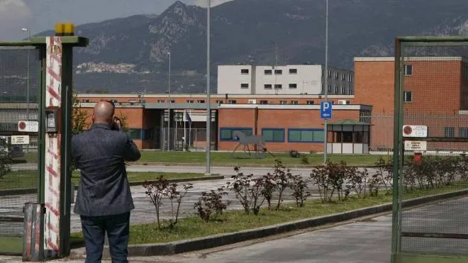 Il carcere di vocabolo Sabbione a Terni. A destra. l’avvocato Giuseppe Caforio, Garante per i detenuti in Umbria