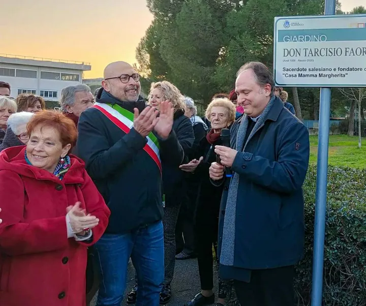 Il sindaco Fallani alla cerimonia d’intitolazione a don Tarcisio Faoro del giardino del Viottolone