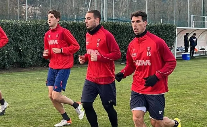Il centrocampista Leonardo Capezzi (al centro) ha. sostenuto la sua prima seduta di allenamento con la squadra