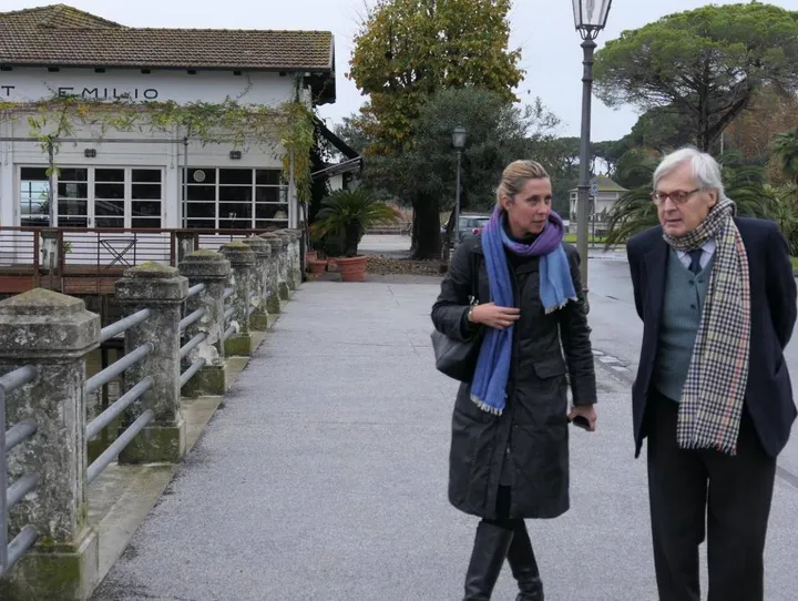 La visita di Vittorio Sgarbi e Barbara Paci lo scorso novembre al Belvedere Puccini: qui davantia i combattuti colonnini di cemento