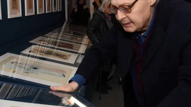 Vittorio Sgarbi alla mostra carnevalesca della Gamc, set del suo annuncio sul Belvedere Puccini