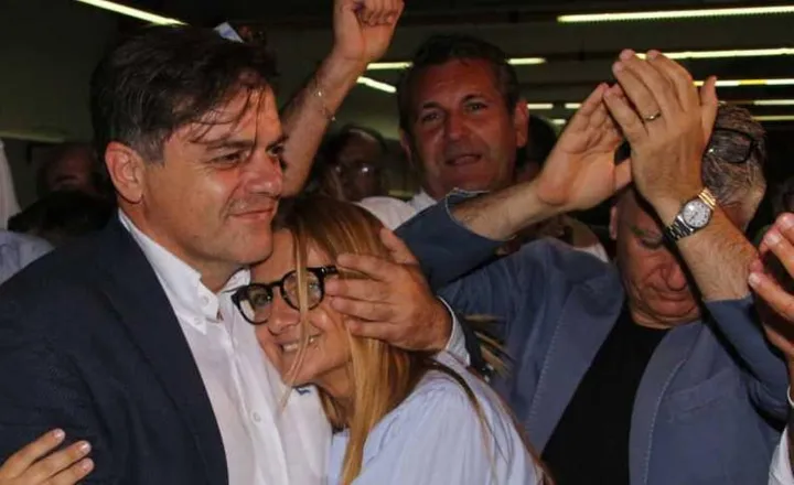 Da sinistra: Giovannetti, Simoni e Mallegni mentre festeggiano la vittoria nel 2018