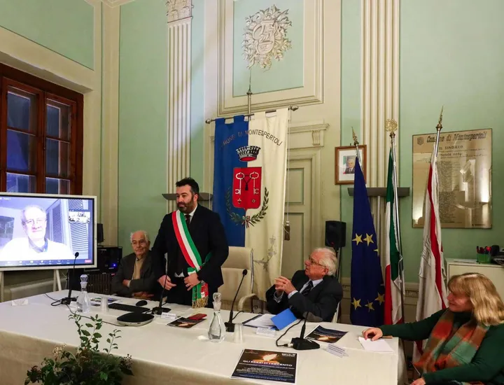 Il sindaco Alessio Mugnaini durante l’incontro dedicato a “Gli ebrei di Trecento“