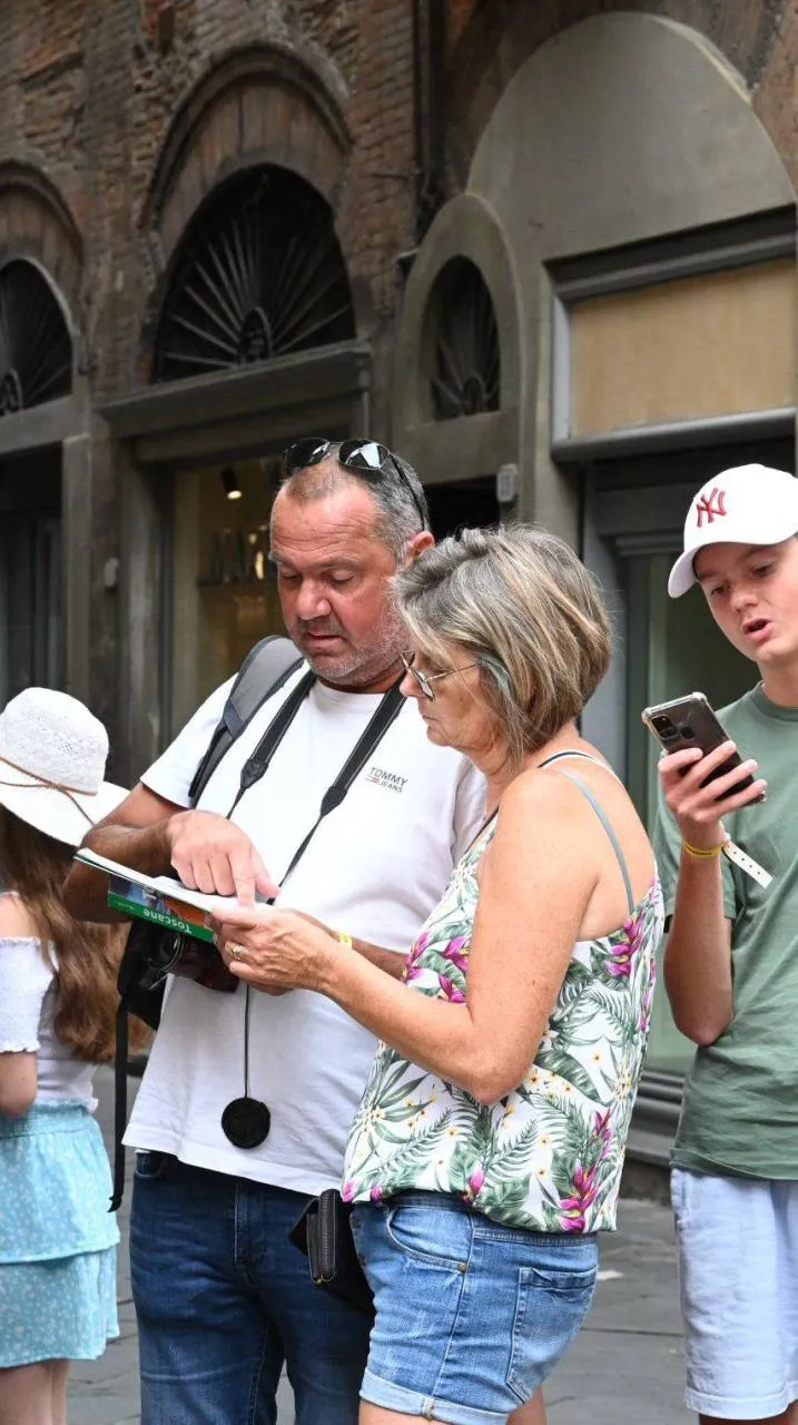 Una famiglia di turisti a Lucca nei mesi estivi (foto Alcide)