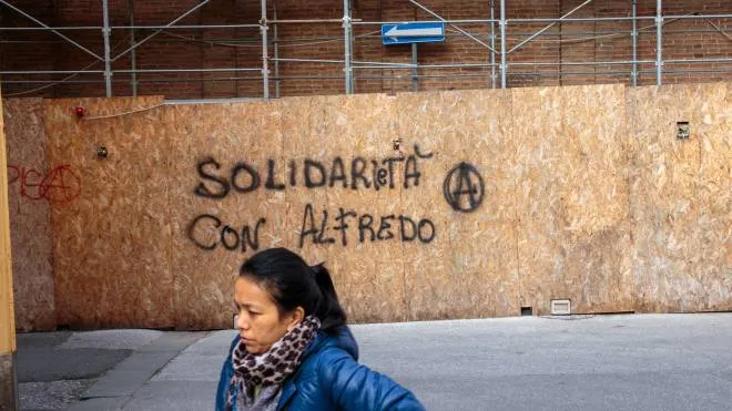 La scritta che ricorda Alfredo Cospito l’anarchico rinchiuso al 41 bis (Foto Del Punta/Valtriani)