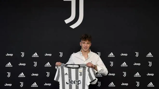 Gianmarco Di Biase fotografato con la maglia della Juventus