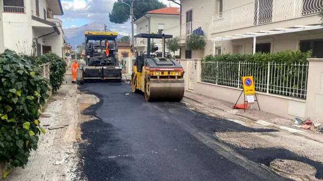 L’intervento di asfaltatura in via Del Prete, a Tonfano, strada che da tempo aveva bisogno di una sistemazione: sarà pronta entro il fine settimana