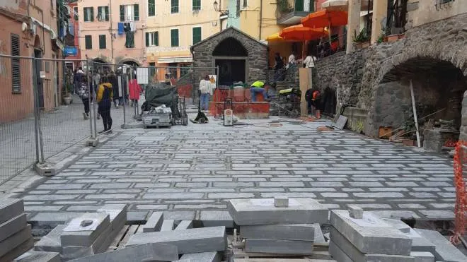 Lavori a Vernazza per la ricostruzione della pavimentazione in pietra