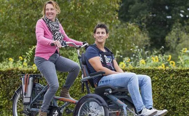 Un esempio di bike sharing accessibile ai disabili e il consigliere comunale Alessandro Bargagna