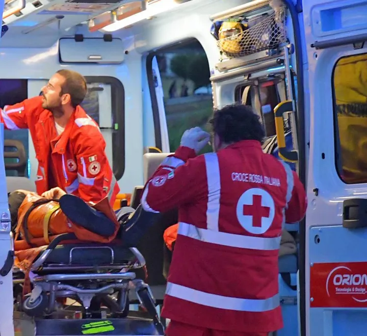Sul posto è intervenuta un’ambulanza della Croce Rossa che ha trasportato la donna ferita al pronto soccorso dell’ospedale Santo Stefano (. foto d’archivio