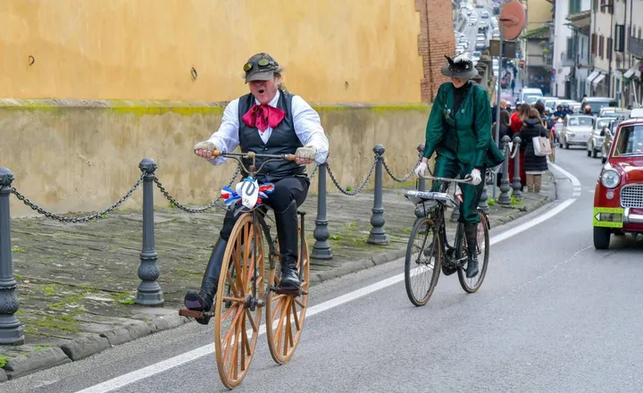 Domenica rievocazione con 19 ciclisti con biciclette e abiti d’epoca