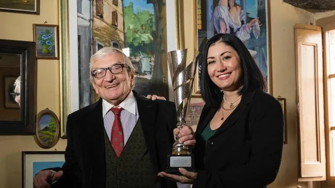 La regista Elena Giogli e Dino Marinelli mostrano con orgoglio il premio appena ricevuto da una giuria internazionale in India