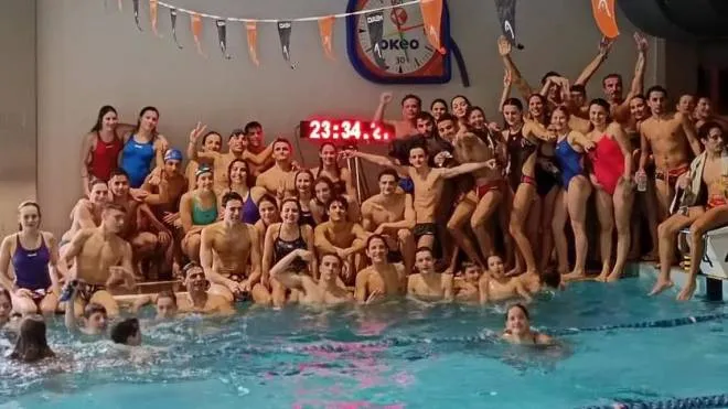 Gli atleti della Rari Nantes protagonisti del record nella staffetta sui 25 metri in vasca corta