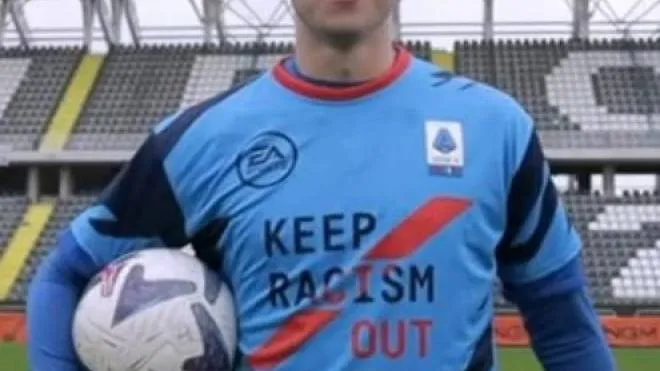 Asier Izquierdo, calciatore dell’Empoli Under 18 che vive a Lucca, in tv con la maglia contro il razzismo