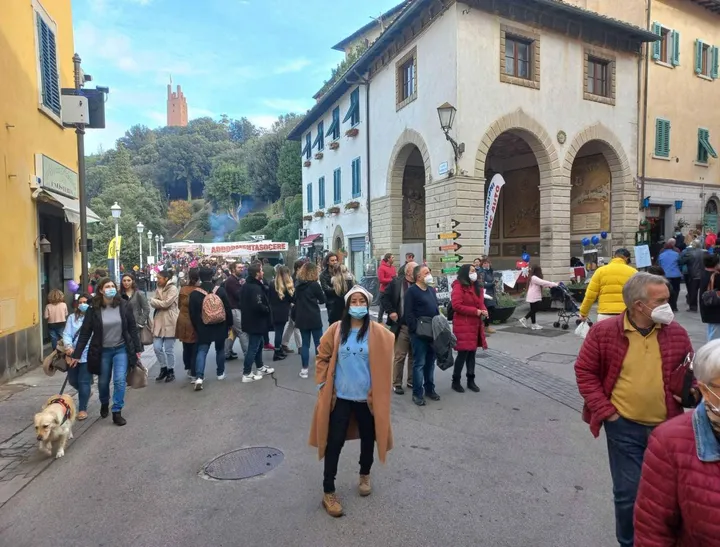 Uno scorcio del centro storico di San Miniato pedonalizzato durante gli eventi della mostra mercato del tartufo 2022