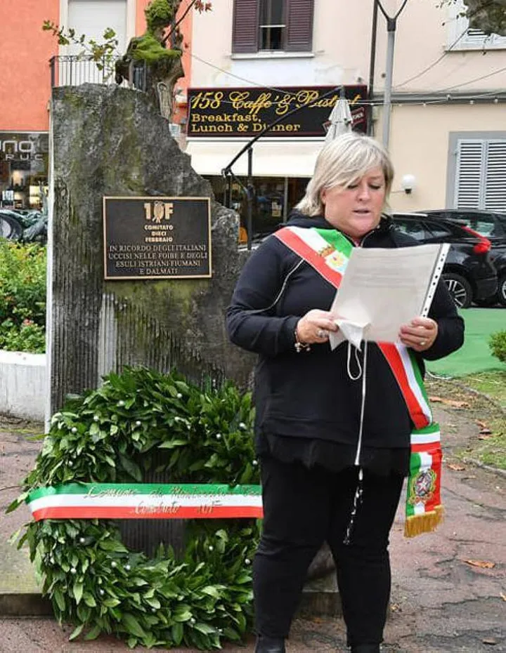 L’assessore Federica Rastelli al monumento ai martiri delle foibe