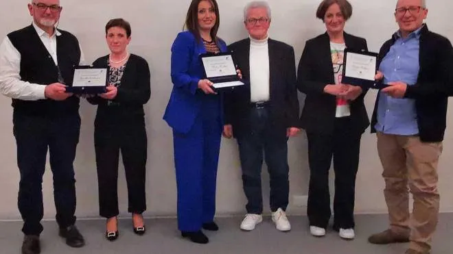 Il premio alla Macelleria Cantarelli e, in basso, a Rita Della Pina della Macelleria Briglia Carlo per mano della direttrice di Confcommercio Sara Giovannini