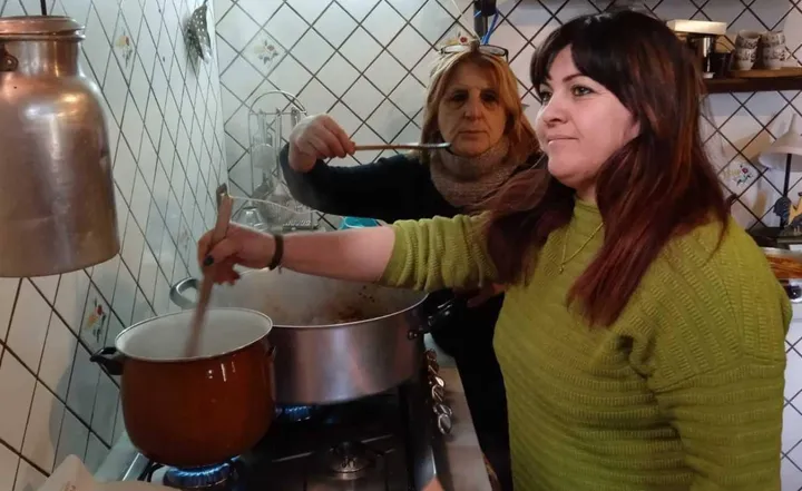 La moglie dell’allevatore Dario Tonelli, Alberta, insieme alla nuora Laura cucina l’osso di petto