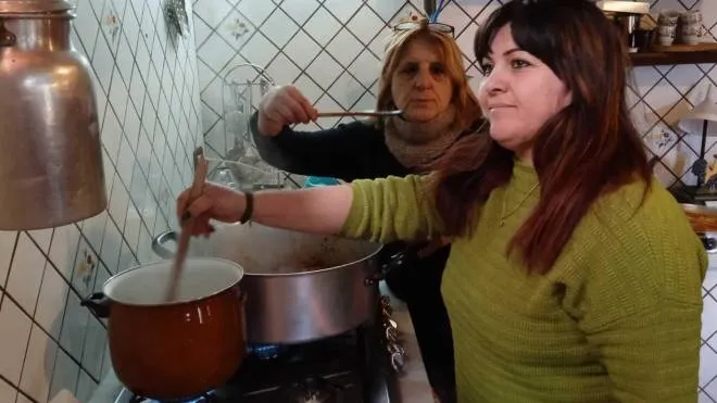 La moglie dell’allevatore Dario Tonelli, Alberta, insieme alla nuora Laura cucina l’osso di petto