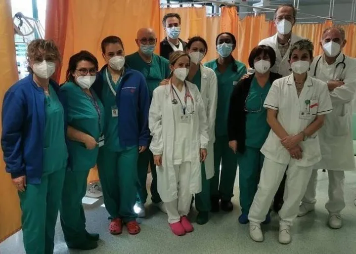 Il personale della Cardiologia dell’ospedale San Giuseppe di Empoli dove è stato eseguito l’intervento sulla paziente ultracentenaria