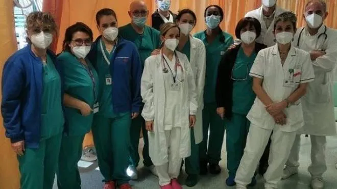 Il personale della Cardiologia dell’ospedale San Giuseppe di Empoli dove è stato eseguito l’intervento sulla paziente ultracentenaria