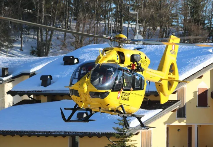 L’elicottero Pegaso durante l’intervento di ieri all’Uccelliera