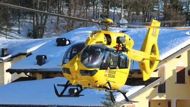 L’elicottero Pegaso durante l’intervento di ieri all’Uccelliera