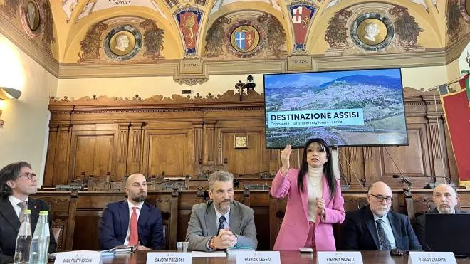 Un momento della presentazione del progetto, in piedi il sindaco di Assisi, Stefania Proietti