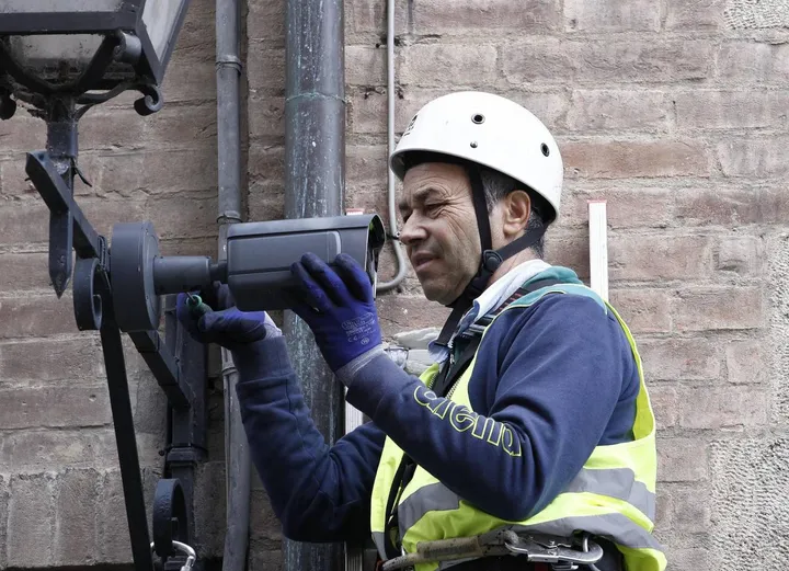 Un operaio monta una telecamera (foto di archivio)