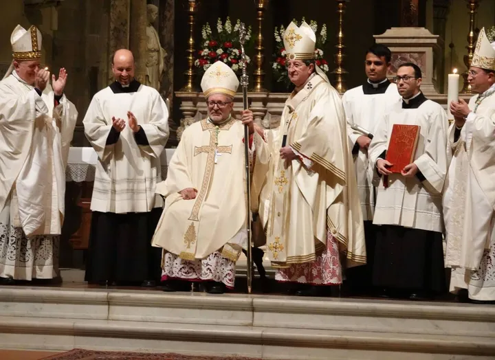 Monsignor Giovanni Paccosi appena proclamato vescovo: è festa in cattedrale