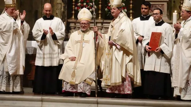 Monsignor Giovanni Paccosi appena proclamato vescovo: è festa in cattedrale
