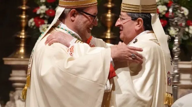 L’abbraccio fra il cardinale Betori e il. neovescovo di San Miniato Giovanni Paccosi (Fotoservizio Pressphoto)