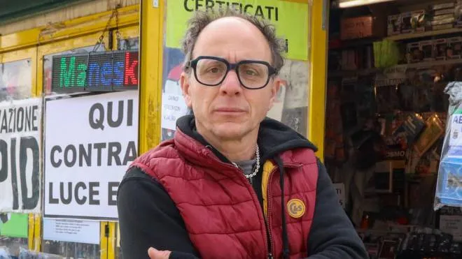Paolo Colella, titolare dell’edicola “Queen“ di via Scarpettini a Sesto. Domenica ha subito una bruttissima rapina