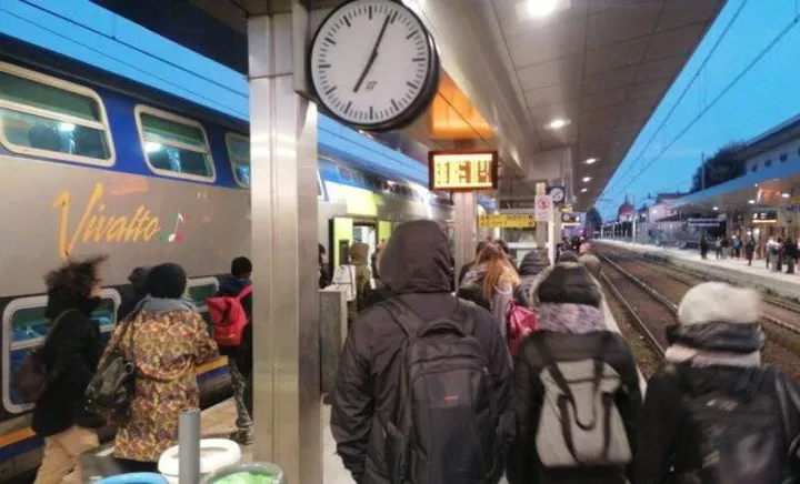 Pendolari alla stazione in attesa di partire