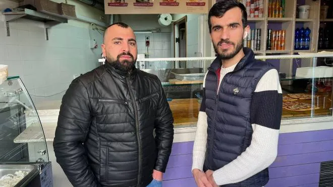 Mustafa Kurt e Ahmet Cellik, originari di due fra le zone più colpite, lavorano a Firenze. «. I miei - dice Ahmet - si sono salvati. perché erano nella stalla insieme agli animali, altrimenti sarebbero morti tutti».