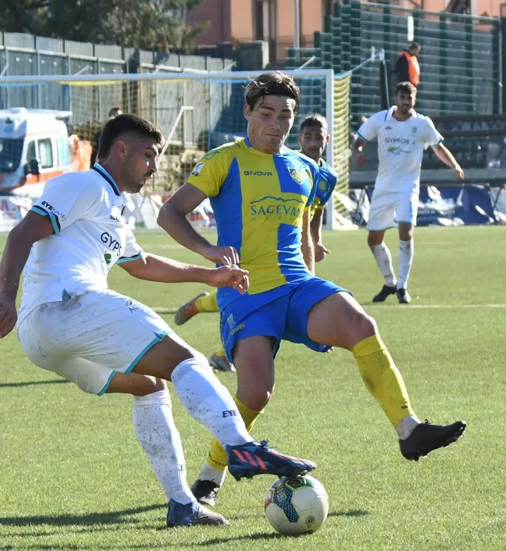 Il centrocampista fiorentino Francesco Cerretelli, 22 anni, è pronto a rientrare in squadra. domenica a Pontedera dopo aver scontato il turno di squalifica