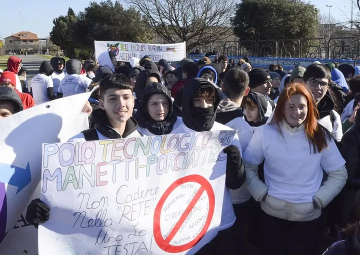 Alcuni momenti del flash mob che si è svolto ieri nel parco di via Giotto Sono stati circa seicento gli studenti che hanno preso parte all’iniziativa