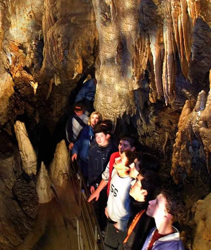 L’interno della celebre Grotta del Vento (foto Borghesi)