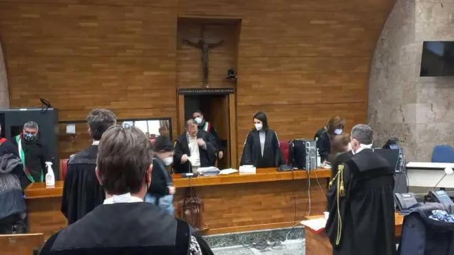 Avvocati impegnati in un’udienza durante attività dibattimentale in tribunale a Pisa